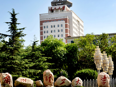学校本部大门