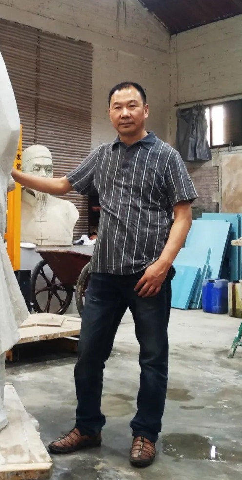 雷兴福：用匠心打磨作品 美化校园文化环境