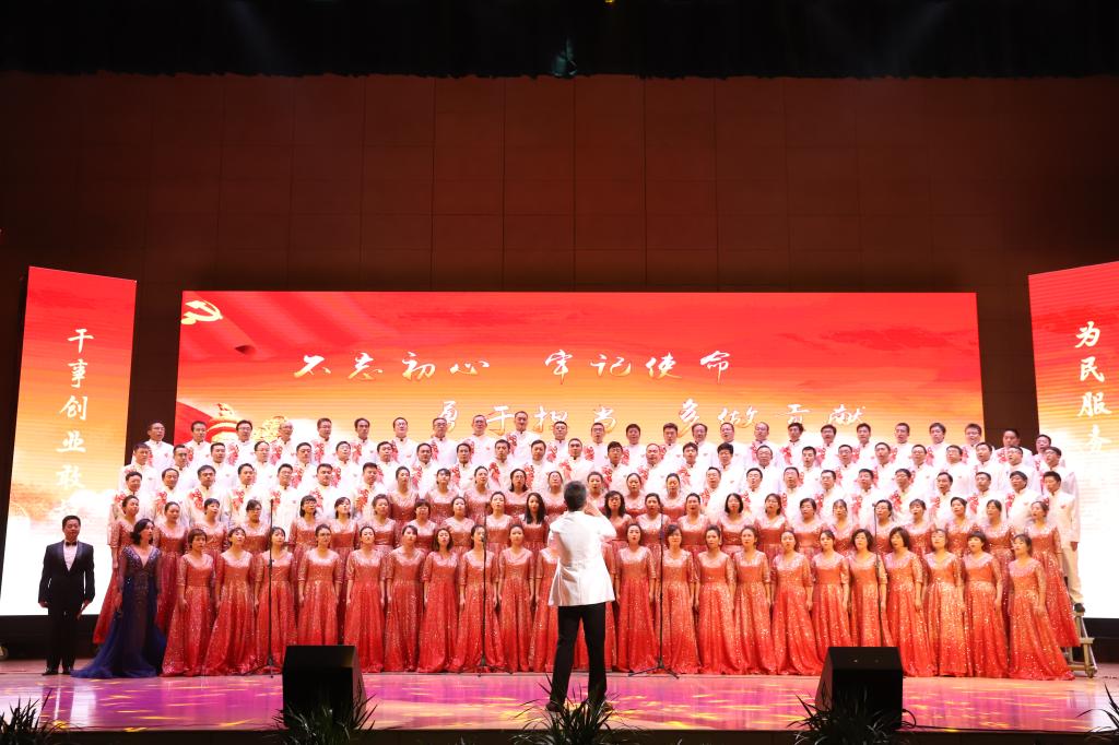 舞台上的思政课|必发88手机在线官网举办“不忘初心、牢记使命” 教职工合唱比赛